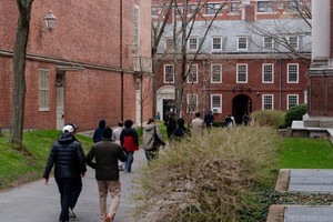 Harvard trước 'cơn bão' lớn nhất lịch sử: Ông Trump cấm tuyển sinh viên quốc tế, 'ép' họ lập tức chuyển trường