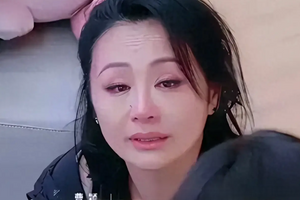 ‘Nữ thần tuổi thơ’ từng kiếm hàng nghìn tỷ đồng nhờ livestream tuyên bố mắc ung thư, khóc nức nở trên sóng trực tiếp