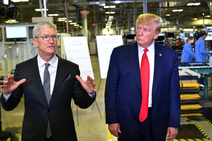 'Dằn mặt' Tim Cook: Ông Trump bất ngờ tuyên bố Apple sẽ phải trả thuế 25% nếu iPhone không sản xuất tại Mỹ