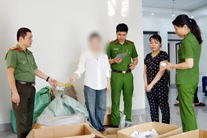Khám xét nhà riêng, bắt Hồ Thị Hoa