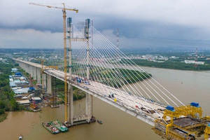 Hai cây cầu dây văng tĩnh không cao nhất Việt Nam khởi công từ 10 năm trước đang nỗ lực về đích