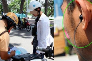 Đeo tai nghe khi lái xe máy có bị phạt không?