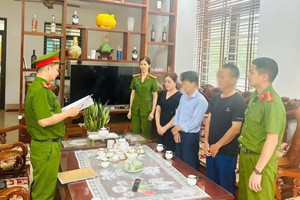 Khởi tố nữ chủ xưởng sản xuất hàng trăm kg khô gà, khô bò, bánh tráng trộn,... bằng nguyên liệu trôi nổi