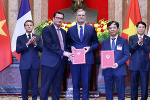 Việt Nam - Pháp tăng cường hợp tác trong lĩnh vực công nghệ vũ trụ và hàng không