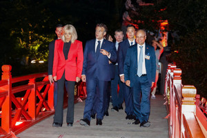 Tổng thống Pháp Emmanuel Macron và Phu nhân dạo Hồ Gươm