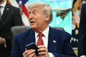 Ông Trump đe dọa khiến Apple, Samsung 'đứng ngồi không yên'