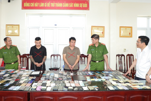 Bắt Nguyễn Duy Phương sinh năm 2002 và 6 đồng bọn, thu giữ 319 điện thoại di động