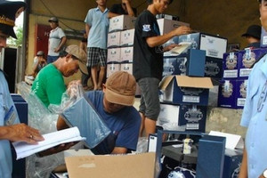 Bóc trần container chứa hàng giả nhái loạt thương hiệu nổi tiếng, trị giá hơn 8 tỷ đồng