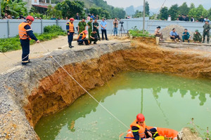 Hiện trường tìm kiếm nạn nhân rơi xuống 'hố tử thần' ở Bắc Kạn