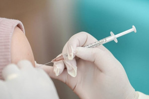 CDC dừng khuyến nghị tiêm vaccine COVID-19 định kỳ cho trẻ em khỏe mạnh và phụ nữ mang thai: Động thái gây tranh vãi từ chính quyền Trump