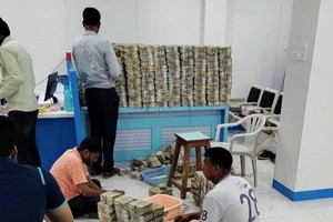 12 tiếng kiểm kê nghẹt thở trong căn phòng bí mật của ông chủ tập đoàn thép, tịch thu 32kg vàng cùng 176 tỷ tiền mặt