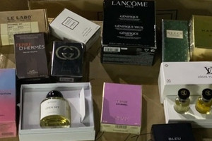 Hàng nghìn chai nước hoa nghi giả Chanel, Dior bị phát hiện giữa lòng phố cổ Hà Nội