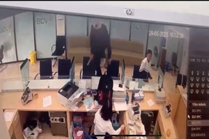 Người đàn ông cầm vật giống dao cướp chi nhánh ngân hàng BIDV