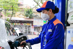 Giá xăng tăng, dầu diesel giảm