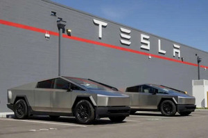 Cybertruck chưa chạy đã xuống cấp: Khách hàng tố Tesla bán xe mới nhưng đã phơi mưa phơi nắng ngoài bãi suốt 4 tháng trời