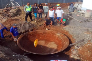 Đào móng xây nhà, người dân phát hiện cổ vật khổng lồ kỳ lạ có thể chứa 20 người, công trường bị phong tỏa gấp, ‘kho báu’ dần lộ diện