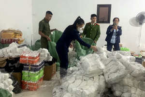 Mua máy dệt Trung Quốc, làm giả hàng trăm nghìn đôi tất hàng hiệu