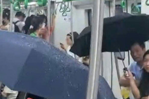 Đoàn kiểm tra phát hiện nhiều lan can kính nghiêng, đổ ở Metro Cát Linh - Hà Đông