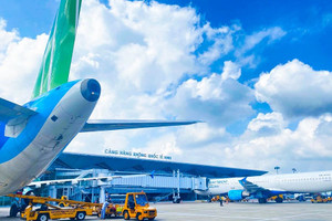 Hai sân bay quốc tế của Việt Nam tạm đóng cửa trong mùa du lịch cao điểm, doanh nghiệp lữ hành khẩn trương tìm giải pháp