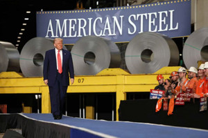 Tổng thống Donald Trump tăng thuế thép từ 25% lên 50%, các doanh nghiệp Việt Nam liệu có bị ảnh hưởng?