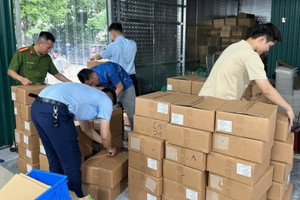 Đột kích kho hơn 5.000 lọ mỹ phẩm nhập lậu giấu trong trường mầm non cũ tại Hà Nội