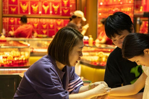 Giá vàng lập đỉnh, người dân một quốc gia vẫn mạnh tay mua 290 tấn