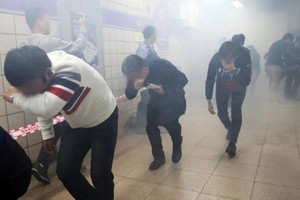 Phóng hỏa trên tàu điện ngầm khiến 400 hành khách hoảng loạn khẩn cấp sơ tán, nghi phạm bị bắt ngay tại hiện trường