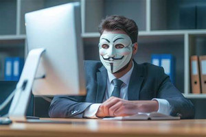 Cảnh sát ập vào căn nhà chứa hơn 90 máy tính sáng suốt ngày đêm: Bắt người phụ nữ liên quan mạng lưới xuyên lục địa thu lời hàng trăm triệu USD, tấn công 300 doanh nghiệp