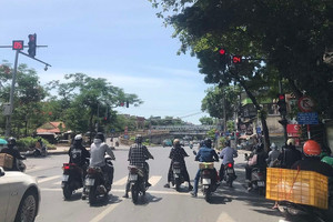 Người Hà Nội chật vật giữa nắng nóng, shipper rủ nhau 'đình công'
