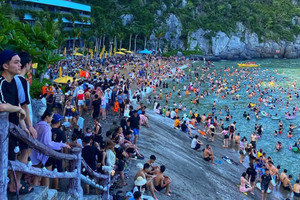 Cảnh tượng 'có một không hai' trong ngày đầu mùa hè ở bãi biển 'hot' nhất nhì miền Bắc, được UNESCO công nhận Di sản thiên nhiên thế giới