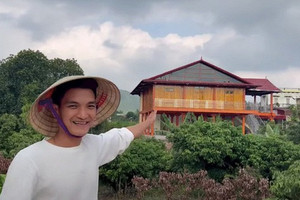 Nhà sàn bạc tỷ mà nghệ sĩ hài bán bún đậu báo hiếu cha mẹ: Xây dựng từ loại gỗ đặc biệt, quy mô gần 400m2