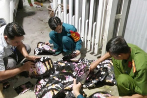 Hãi hùng xưởng làm nước giặt và nước mắm từ hóa chất tại ngôi nhà không số ở giữa khu dân cư