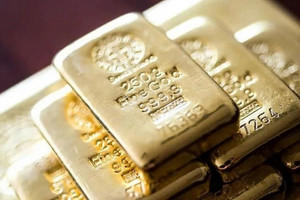 Giá vàng hụt hơi sau cú tăng mạnh, thị trường dõi theo căng thẳng Mỹ – Trung
