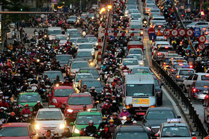 Hà Nội có nên phân làn cứng tách riêng ô tô, xe máy toàn thành phố?