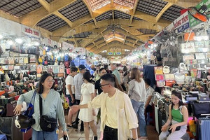 Nhiều cửa hàng chỉ nhận tiền mặt, nếu chuyển khoản thêm thuế 8%