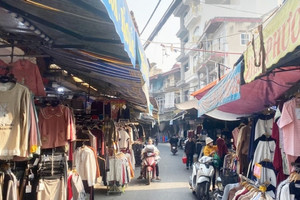 Chủ tịch TP.HCM: ‘Bây giờ ra chợ người bán cũng nói rõ đây là đồ giả, giá cả thấp, thuận mua vừa bán’