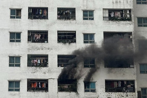 Cháy ở tầng 14 chung cư tại Hà Nội, khói đen bốc ra cuồn cuộn
