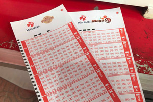 Một lần tiện đường mua vé, người đàn ông bất ngờ trúng giải độc đắc Vietlott tiền tỷ
