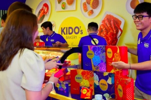 Kido chuyển sang bán bánh trung thu trong cửa hàng bánh bao