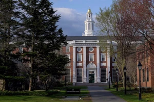 Tổng thống Mỹ Trump ký lệnh hạn chế thị thực sinh viên Đại học Harvard