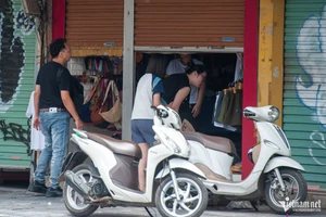 Cửa hàng ở Hoàn Kiếm, Ba Đình buôn bán kiểu lạ lùng, khách luồn qua khe cửa