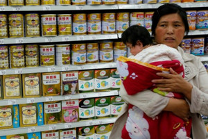 Phát hiện sữa bột nhiễm chất độc vượt 2.500 lần ngưỡng cho phép, thu hồi hàng nghìn tấn sản phẩm: Bê bối chấn động ngành sữa 17 năm về trước