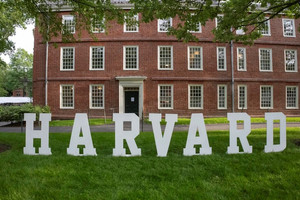 Ông Trump cấm cấp visa cho du học sinh muốn theo học tại Harvard