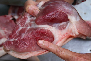 Cách nhận biết giò chả, xúc xích làm từ thịt bẩn cực đơn giản