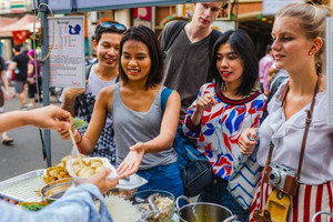 Món quà vặt vỉa hè Hà Nội khiến cô gái Hungary phát cuồng: ‘Tôi muốn mang về nước’