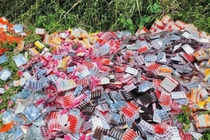 Rúng động TP.HCM: Hàng nghìn lọ thực phẩm chức năng bị lén lút đổ đống ven đường, hầu hết còn hạn sử dụng