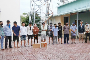 Đột kích, bắt quả tang 14 người, thu giữ gần 150 triệu đồng và 18 điện thoại di động