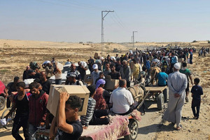 Hàng chục người dân Palestine bị bắn ngay khi đi nhận cứu trợ, bác sĩ tự hiến máu cứu người
