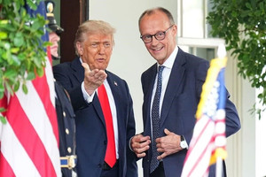 Thủ tướng Đức mang món quà đặc biệt tới Nhà Trắng tặng ông Trump