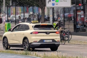 Lần đầu tiên: VF 8 sát cánh cùng Mercedes, BMW, Audi trong đội xe taxi ở 'cái nôi của ngành công nghiệp ô tô'